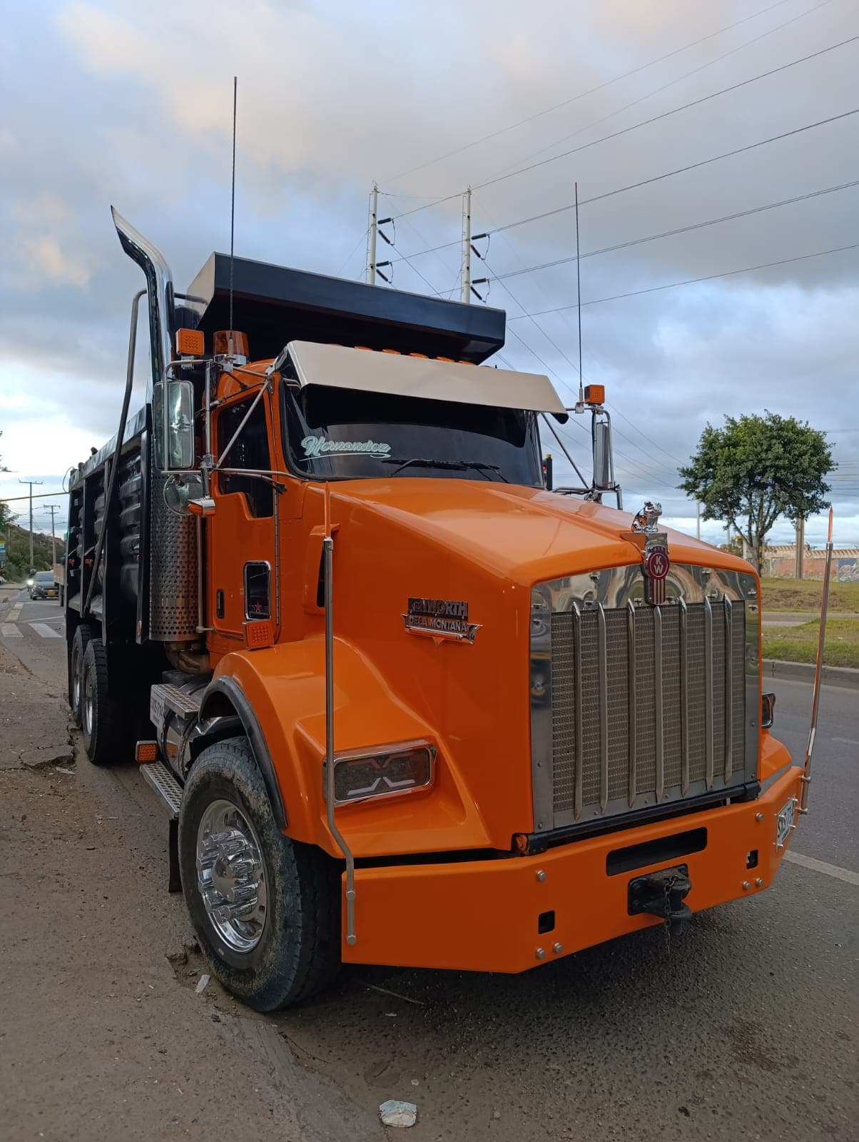 Visera frontal en acero inoxidable para Kenworth W900 instalada en cabina